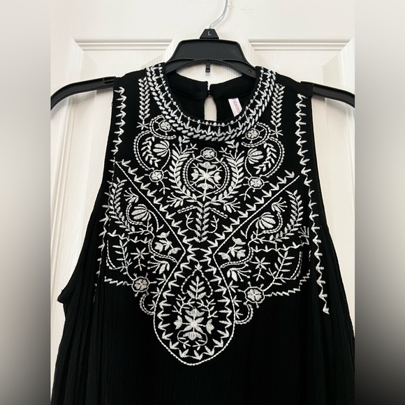 Xhilaration Embroidered Cold Shoulder Fishtail Black crinkled Gauze Tunic. - Picture 4 of 16